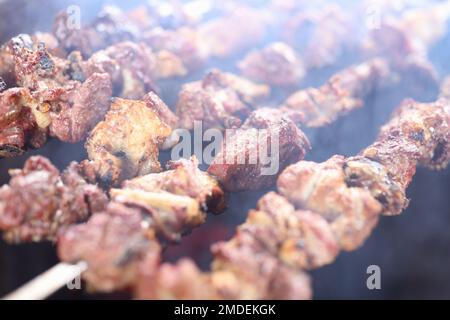 Kochen von Shish Kebab bbq am offenen Feuer. M Stockfoto
