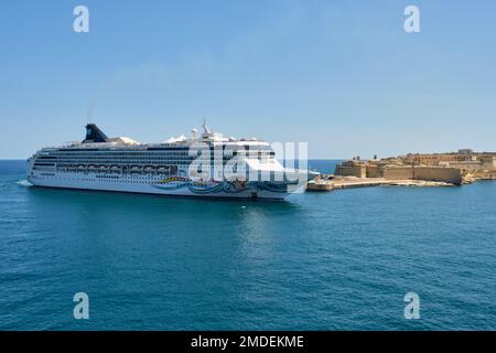 Norwegian Spirit Kreuzfahrtschiff in Ricasoli East Breakwater - Valletta, Malta Stockfoto