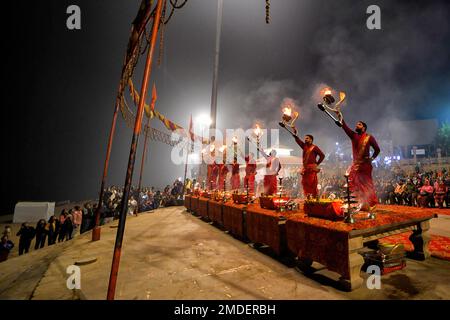 Varanasi, Indien. 22. Januar 2023. Hinduistische Priester führen „Aarati-Abendgebete“ in Assi Ghat während des Ganga Aarti vor, einem traditionellen und alten hinduistischen Ritual zu Ehren des Ganges River, der am Ufer des Flusses stattfindet. Kredit: SOPA Images Limited/Alamy Live News Stockfoto