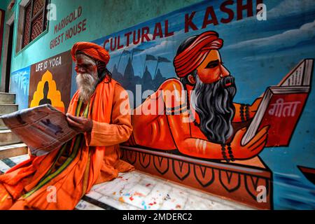 Varanasi, Indien. 22. Januar 2023. Ein hinduistischer Priester betet bei Assi Ghat während des Ganga Aarti, einem traditionellen und alten hinduistischen Ritual zu Ehren des Ganges, der am Ufer des Flusses stattfindet, „Aarati am Abend“. Kredit: SOPA Images Limited/Alamy Live News Stockfoto