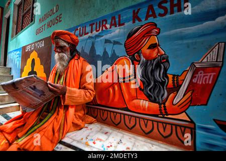 Varanasi, Indien. 22. Januar 2023. Ein hinduistischer Priester betet bei Assi Ghat während des Ganga Aarti, einem traditionellen und alten hinduistischen Ritual zu Ehren des Ganges, der am Ufer des Flusses stattfindet, „Aarati am Abend“. (Foto: Avishek das/SOPA Images/Sipa USA) Guthaben: SIPA USA/Alamy Live News Stockfoto