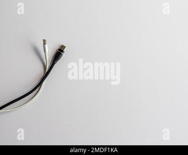 USB Typ C- und iphone-Kabel isoliert auf weißem Hintergrund Stockfoto