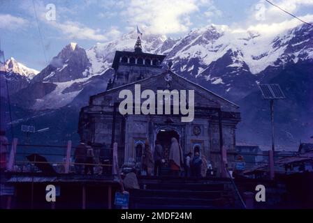 Kedarnath Tempel, weithin bekannt für den antiken Tempel, der Lord Shiva gewidmet ist, Chota Char Dham Yamunotri Kedarnath Badrinath Kedarnath Tempel ist ein hinduistischer Tempel, der etwa 1200 Jahre alt und Shiva gewidmet ist. Der Tempel befindet sich am Garhwal Himalaya Range in der Nähe des Flusses Mandakini im Bundesstaat Uttarakhand, Indien. Stockfoto