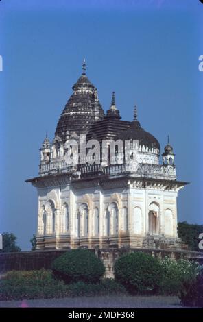 Die Khajuraho-Gruppe von Denkmälern ist eine Gruppe von Hindu- und Jain-Tempeln im Chhatarpur-Viertel, Madhya Pradesh, Indien. Sie liegen etwa 175 km südöstlich von Jhansi, 10km km von Azad Nagar Khajwa, 9km km von Rajnagar und 49 km vom Bezirkssitz Chhatarpur entfernt. Sie gehören zum UNESCO-Weltkulturerbe. Erbaut im mittelalterlichen Jahrhundert von der Chandela-Dynastie, ist die UNESCO-Stätte der „Khajuraho-Gruppe von Denkmälern“ berühmt für ihre Architektur im Nagara-Stil und anmutige Skulpturen von Nayikas (hinduistische mythologische weibliche Protagonisten) und Gottheiten. Stockfoto