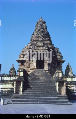 Die Khajuraho-Gruppe von Denkmälern ist eine Gruppe von Hindu- und Jain-Tempeln im Chhatarpur-Viertel, Madhya Pradesh, Indien. Sie liegen etwa 175 km südöstlich von Jhansi, 10km km von Azad Nagar Khajwa, 9km km von Rajnagar und 49 km vom Bezirkssitz Chhatarpur entfernt. Sie gehören zum UNESCO-Weltkulturerbe. Erbaut im mittelalterlichen Jahrhundert von der Chandela-Dynastie, ist die UNESCO-Stätte der „Khajuraho-Gruppe von Denkmälern“ berühmt für ihre Architektur im Nagara-Stil und anmutige Skulpturen von Nayikas (hinduistische mythologische weibliche Protagonisten) und Gottheiten. Stockfoto