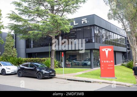 Sydney, Australien. Ausstellungsraum und Händlerbetrieb für Tesla-Fahrzeuge in Chatswood, Sydney, Australien, Modell Y Tesla steht draußen Stockfoto