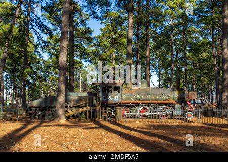 Der wunderschöne Ford Park in Shreveport, Louisiana, bietet eine alte historische Lokomotive Stockfoto