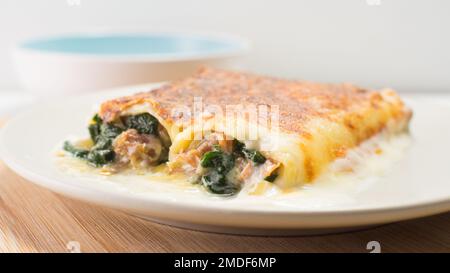 Cannelloni mit Nudeln gefüllt mit Hähnchen und Spinat Stockfoto