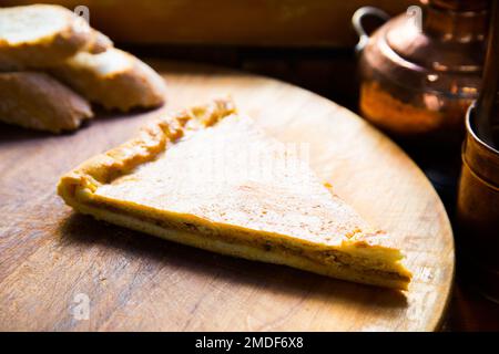 Empanada gallega. Galizischer Kuchen mit Thunfisch. Traditionelles Rezept aus Galicien im Norden Spaniens. Stockfoto