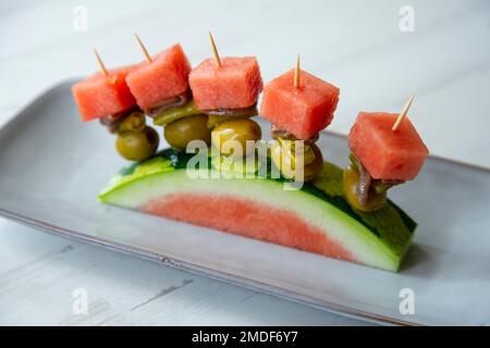 Gilda Basca Sommerrezept mit Sardelle, Oliven und Wassermelone. Stockfoto