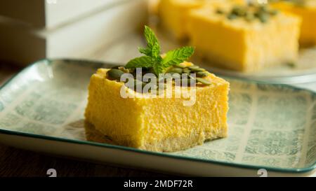 Kürbismousse mit Keksbasis. Halloween-Dessert. Stockfoto