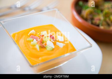 Salmorejo. Traditionelle spanische kalte Suppe mit Brot, Tomaten und Gemüse. Traditionelle Tapa aus der Stadt Córdoba im Süden Spaniens. Stockfoto