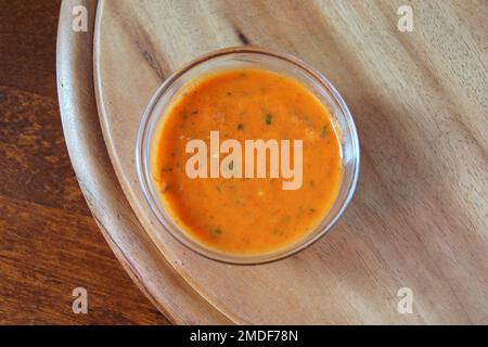 Mojo ist eine Sauce, die typisch für die Kanarischen Inseln ist, eine wichtige Ergänzung zu einigen typischen Speisen dieser Inselgruppe. Stockfoto