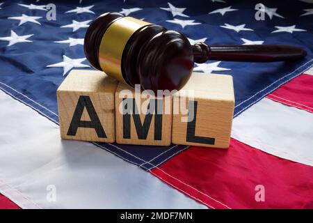 Flagge der USA, Würfel mit der Inschrift AML Anti Money Laundering and Gavel. Stockfoto