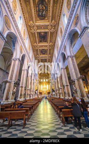 Blick auf Hauptgang, Altar und Marmorboden. Im Dom, Cattedrale di Santa Maria Assunta in Neapel, Neapel, Italien, Italien. Stockfoto