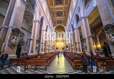 Blick auf Hauptgang, Altar und Marmorboden. Im Dom, Cattedrale di Santa Maria Assunta in Neapel, Neapel, Italien, Italien. Stockfoto