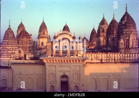 Die Khajuraho-Gruppe von Denkmälern ist eine Gruppe von Hindu- und Jain-Tempeln im Chhatarpur-Viertel, Madhya Pradesh, Indien. Sie liegen etwa 175 km südöstlich von Jhansi, 10km km von Azad Nagar Khajwa, 9km km von Rajnagar und 49 km vom Bezirkssitz Chhatarpur entfernt. Sie gehören zum UNESCO-Weltkulturerbe. Erbaut im mittelalterlichen Jahrhundert von der Chandela-Dynastie, ist die UNESCO-Stätte der „Khajuraho-Gruppe von Denkmälern“ berühmt für ihre Architektur im Nagara-Stil und anmutige Skulpturen von Nayikas (hinduistische mythologische weibliche Protagonisten) und Gottheiten. Stockfoto