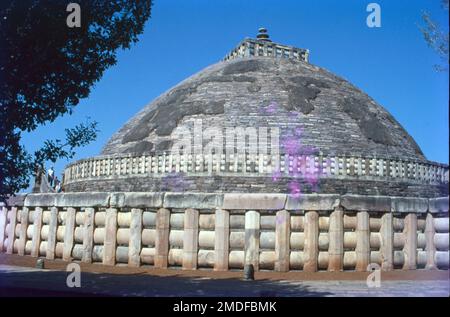 Sanchi ist ein buddhistischer Komplex, berühmt für seine große Stupa, auf einem Hügel in der Stadt Sanchi im Bezirk Raisen im Bundesstaat Madhya Pradesh, Indien. Es liegt etwa 23 km von Raisen, dem Hauptquartier und 46 km nordöstlich von Bhopal, der Hauptstadt von Madhya Pradesh, entfernt. Die große Stupa in Sanchi ist eine der ältesten Steinbauten in Indien und ein wichtiges Denkmal der indischen Architektur. Torana, indisches Tor, normalerweise aus Stein, markiert den Eingang zu einem buddhistischen Schrein oder Stupa oder zu einem hinduistischen Tempel. Stockfoto