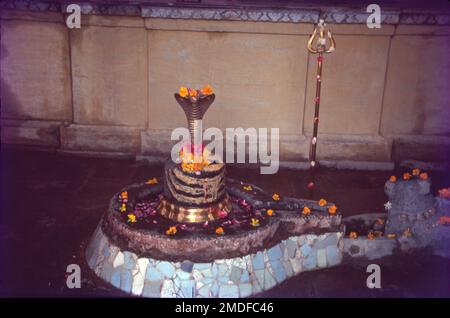 Mahakaleshwar Jyotirlinga ist ein hinduistischer Tempel, der Shiva gewidmet ist und einer der zwölf Jyotirlingas ist, Schreine, die angeblich die heiligsten Agenden von Shiva sind. Es befindet sich in der antiken Stadt Ujjain im Bundesstaat Madhya Pradesh, Indien. Der Tempel befindet sich an der Seite des heiligen Flusses Shipra. Stockfoto