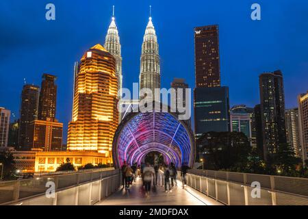 13. Januar 2023: Saloma Link, Pintasan Saloma, eine 69 Meter lange kombinierte Fußgänger- und Fahrradbrücke über den Klang in Kuala Lumpur, Malaysia. Stockfoto