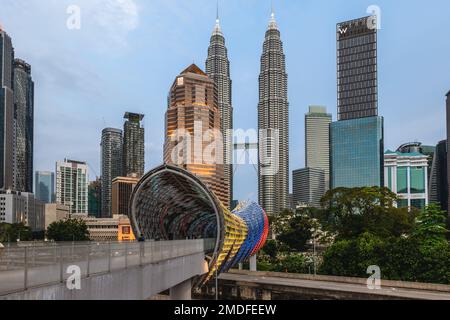 13. Januar 2023: Saloma Link, Pintasan Saloma, eine 69 Meter lange kombinierte Fußgänger- und Fahrradbrücke über den Klang in Kuala Lumpur, Malaysia. Stockfoto