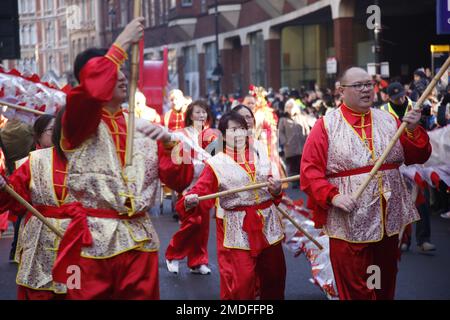 London UK, 22. Januar 2023. Das Jahr des Hasen wird in den Straßen rund um Londons China Town gefeiert. Drachenpuppenspieler. Kredit: Roland Ravenhill/Alamy Stockfoto