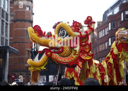 London UK, 22. Januar 2023. Das Jahr des Hasen wird in den Straßen rund um Londons China Town gefeiert. Ein traditioneller Drache erhebt seinen Kopf in der Shaftesbury Avenue. Kredit: Roland Ravenhill/Alamy Stockfoto