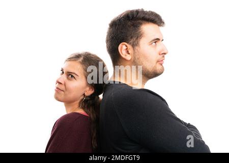 Freund und Freundin lieben ein romantisches Paar, das mit ernstem Ausdruck denkt und sich einen leeren Werbespot angesehen hat, isoliert auf weißem Hintergrund Stockfoto