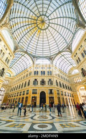 Innenansicht der berühmten Galleria Umberto I, einer modernen, glasüberdachten Einkaufspassage, die 1890 von Emanuele Rocco entworfen wurde. In Neapel, Neapel, Italien, Stockfoto