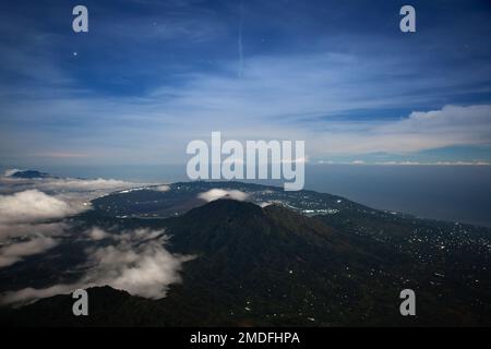 Vulkan Batur auf der Insel Bali. Nachtlandschaft vom Gipfel des Agung-Berges. Bali bei Nacht vom höchsten Punkt der Insel. Indonesien. Stockfoto