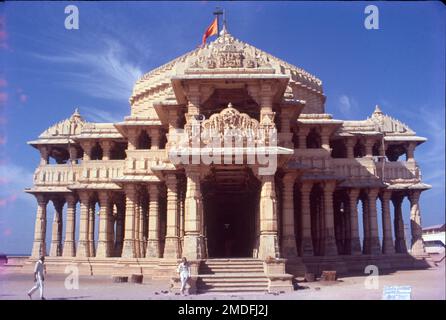 Der Somnath-Tempel, auch Somanātha-Tempel oder Deo Patan genannt, ist ein Hindu-Tempel in Prabhas Patan, Veraval in Gujarat, Indien. Es ist eine der heiligsten Wallfahrtsorte für Hindus und gilt als erste unter den zwölf Jyotirlinga-Schreinen von Shiva. Somnath ist ein herrlicher Tempel in Sagar Kant von Saurashtra im Bundesstaat Gujarat. Einer der 12 heiligen Jyotirlingas von Lord Shiva ist in Jyotirlinga hier in Somnath. Somnath wird auch in Rigveda erwähnt. Stockfoto