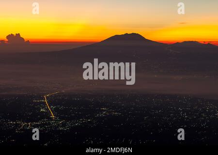 Blick auf Mt. Lawu und Dörfer in der Nähe von Mt. Merapi-Gipfel. Stockfoto