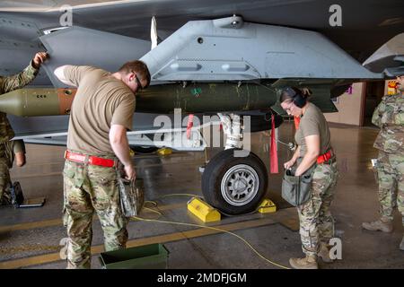 USA Air Force Airman 1. Class Melanie Morgan und Airman 1. Class Wyatt Sparks, 63. Aircraft Maintenance Unit Maintenance Unit Wartungseinheiten, laden Sie eine GBU-12 Paveway II Bombe auf eine F-35 Lightning II auf dem Luftwaffenstützpunkt Luke, Arizona, 22. Juli 2022. Bei den vierteljährlichen Auszeichnungen wurden die Instandhaltungspersonal der Wartungsgruppe 56. in verschiedenen Bereichen getestet, z. B. in Bezug auf die Instandhaltung ihres Werkzeugkastens, ihre Kleidung und ihr Aussehen sowie ein Wissenstest mit 25 Fragen. Stockfoto