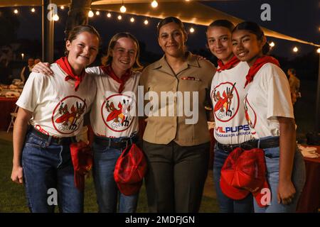 USA Nancy Garcia, Radiosprecherin der Bravo Company, 3. Assault Amphibian Battalion, 1. Marine Division, posiert mit Studenten nach der Preisverleihung des Devil Pups Youth Program for America auf dem Arrowood Golf Course in Oceanside, Kalifornien, am 22. Juli 2022. Die Mission der Teufelsjungen besteht darin, junge Jungen und Mädchen aller Herkunft herauszufordern, zu erziehen und ihnen dabei zu helfen, Eigenständigkeit und Verantwortung zu erlernen. Das Devil Pups-Programm läuft seit 1954. Garcia stammt aus Mansfield, Texas. Stockfoto