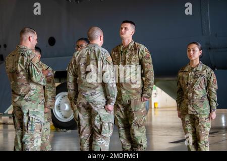 Waffen laden Crew Airmen von 5. Flugzeugwartungsgeschwader stellen sich für eine offene Inspektion am Minot Air Force Base, North Dakota, 22. Juli 2022 bereit. Kleidung und Erscheinungsbild werden während des Wettbewerbs ebenfalls bewertet, da sie in allem, was die Flugzeuge tun, exzellent sind. Stockfoto