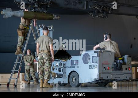 Weapons Load Crew Airmen von 5. Aircraft Maintenance Squadron treten gegeneinander an, um zu sehen, wer am 22. Juli 2022 auf dem Luftwaffenstützpunkt Minot, N.D., einen Agenten schneller beladen kann. Luftführer werden nicht nur danach beurteilt, wie schnell und genau sie die Aufgabe erledigen können, sondern auch nach Kleidung und Aussehen. Stockfoto