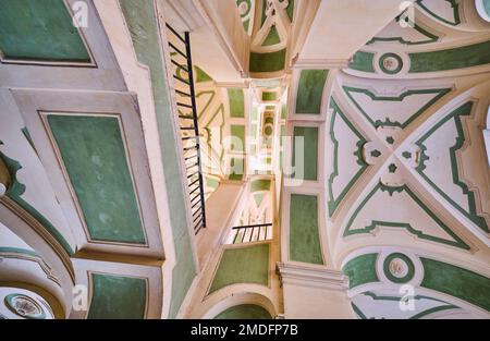 Sie blickten durch den gelben und grünen Stuck hinauf, tropfende, kurvige Treppe zum Palazzo dello Spagnolo. Entworfen vom barocken Architekten Ferdi Stockfoto