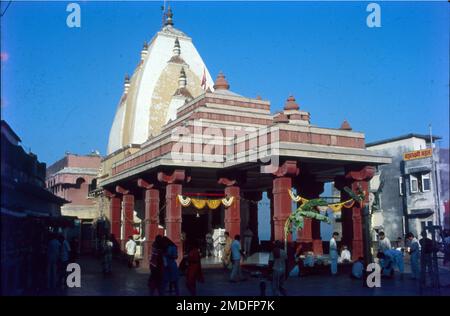 Der Mahalaxmi-Tempel ist einer der berühmtesten Tempel der Stadt Mumbai, Indien. Es ist Mahalakshmi gewidmet, der zentralen Gottheit von Devi Mahatmyam. Der Tempel wurde 1831 von Dhakji Dadaji, einem hinduistischen Händler, erbaut. Laut Ramji Shivajis Traum, nachdem er das Netz aus dem Netz gefunden hatte, fand er wirklich drei große Idole von Mahalakshmi, Mahasaraswati und Mahakali. Ramji Shivaji bat den Hornvogel, die Bilder seiner Vision zu zeigen und erfüllte seine Vision und verlangte den Ort für die Gründung der Göttin. Stockfoto