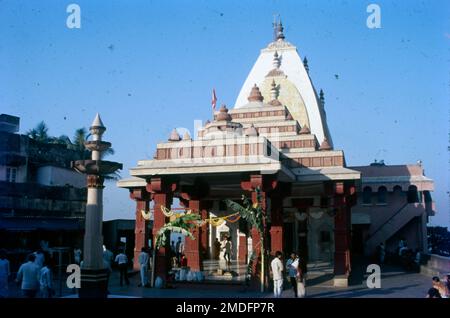 Der Mahalaxmi-Tempel ist einer der berühmtesten Tempel der Stadt Mumbai, Indien. Es ist Mahalakshmi gewidmet, der zentralen Gottheit von Devi Mahatmyam. Der Tempel wurde 1831 von Dhakji Dadaji, einem hinduistischen Händler, erbaut. Laut Ramji Shivajis Traum, nachdem er das Netz aus dem Netz gefunden hatte, fand er wirklich drei große Idole von Mahalakshmi, Mahasaraswati und Mahakali. Ramji Shivaji bat den Hornvogel, die Bilder seiner Vision zu zeigen und erfüllte seine Vision und verlangte den Ort für die Gründung der Göttin. Stockfoto