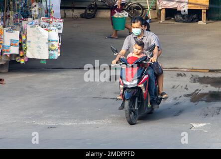 SAMUT PRAKAN, THAILAND, Okt 19 2022, Eine Familie fährt mit einem Jungen Motorrad Stockfoto