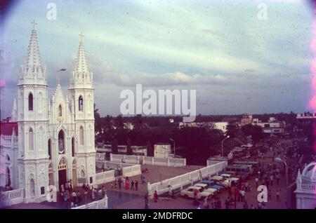 Es befindet sich in Velankanni im Nagapattinam-Viertel, Tamil Nadu. Velankanni hat eines der größten katholischen Pilgerzentren des Landes, die Basilika unserer Lieben Frau der guten Gesundheit. Mutter Vailankanni. Bekannt als die „Lourdes des Ostens“, ist die Kirche Velankanni eine der meistverehrten Pilgerfahrten für Katholiken in Indien. Die Geschichte der Kirche geht zurück auf das 16. Oder 17. Jahrhundert, als Mutter Maria in diesem kleinen Dorf erschienen sein soll, mit dem kleinen Jesus in ihren Händen. Stockfoto