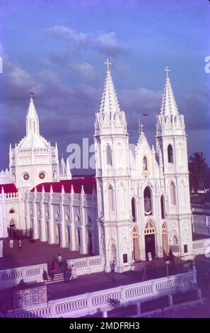 Es befindet sich in Velankanni im Nagapattinam-Viertel, Tamil Nadu. Velankanni hat eines der größten katholischen Pilgerzentren des Landes, die Basilika unserer Lieben Frau der guten Gesundheit. Mutter Vailankanni. Bekannt als die „Lourdes des Ostens“, ist die Kirche Velankanni eine der meistverehrten Pilgerfahrten für Katholiken in Indien. Die Geschichte der Kirche geht zurück auf das 16. Oder 17. Jahrhundert, als Mutter Maria in diesem kleinen Dorf erschienen sein soll, mit dem kleinen Jesus in ihren Händen. Stockfoto