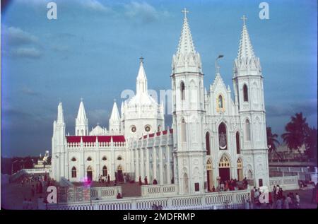 Es befindet sich in Velankanni im Nagapattinam-Viertel, Tamil Nadu. Velankanni hat eines der größten katholischen Pilgerzentren des Landes, die Basilika unserer Lieben Frau der guten Gesundheit. Mutter Vailankanni. Bekannt als die „Lourdes des Ostens“, ist die Kirche Velankanni eine der meistverehrten Pilgerfahrten für Katholiken in Indien. Die Geschichte der Kirche geht zurück auf das 16. Oder 17. Jahrhundert, als Mutter Maria in diesem kleinen Dorf erschienen sein soll, mit dem kleinen Jesus in ihren Händen. Stockfoto