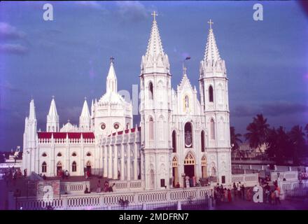 Es befindet sich in Velankanni im Nagapattinam-Viertel, Tamil Nadu. Velankanni hat eines der größten katholischen Pilgerzentren des Landes, die Basilika unserer Lieben Frau der guten Gesundheit. Mutter Vailankanni. Bekannt als die „Lourdes des Ostens“, ist die Kirche Velankanni eine der meistverehrten Pilgerfahrten für Katholiken in Indien. Die Geschichte der Kirche geht zurück auf das 16. Oder 17. Jahrhundert, als Mutter Maria in diesem kleinen Dorf erschienen sein soll, mit dem kleinen Jesus in ihren Händen. Stockfoto