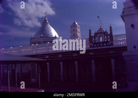 Nagore Dargah ist ein Dogah, der über dem Grab des Sufi saint Shahul Hameed erbaut wurde. Es liegt in Nagore, einer Küstenstadt im südindischen Bundesstaat Tamil Nadu. Es gibt fünf Minarette in der Dogah, mit dem hinduistischen Maratha-Herrscher von Thanjavur Pratap Singh (1739–1763 CE), der das höchste Minarett baut. Die Dogah ist ein bedeutendes Wallfahrtszentrum, das Pilger aus dem Islam und dem Hinduismus anzieht und die friedliche Koexistenz zwischen den beiden Religionen symbolisiert. Stockfoto