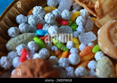 Verschiedene Prasadam/Angebot des Shree Dwarkadhish Tempels in einer Kupferplatte vor blauem Hintergrund/ Gujarat/Indien Stockfoto