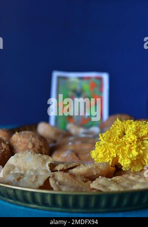 Verschiedene Prasadam/Angebot des Shree Dwarkadhish Tempels in einer Kupferplatte vor blauem Hintergrund/ Gujarat/Indien Stockfoto