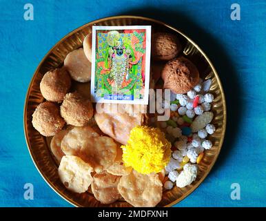 Verschiedene Prasadam/Angebot des Shree Dwarkadhish Tempels in einer Kupferplatte vor blauem Hintergrund/ Gujarat/Indien Stockfoto