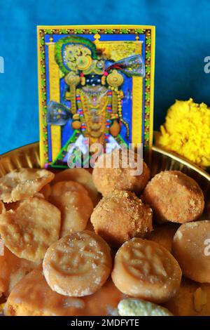 Verschiedene Prasadam/Angebot des Shree Dwarkadhish Tempels in einer Kupferplatte vor blauem Hintergrund/ Gujarat/Indien Stockfoto