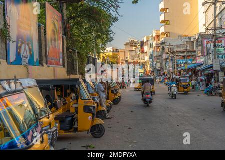 Puttaparthi, Andhra Pradesh, Indien - 18. Januar 2023: Gelbe Rikscha-Taxis auf einer Straße im Dorf Puttaparthi. Stockfoto